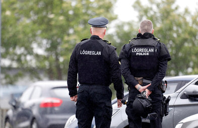 Líkamsárásir fyrir framan bar og í verslun 