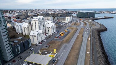 Loka Sæbraut til austurs við Hörpu í kvöld