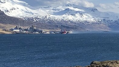 Gat á eldiskví í Reyðarfirði - engin staðfest strok