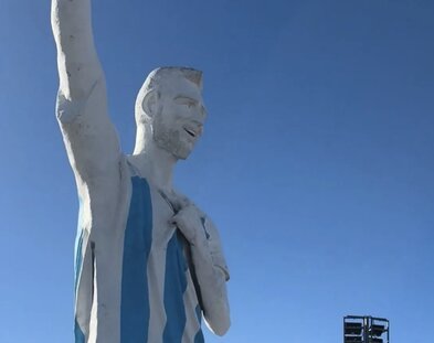 Ný stytta af Messi á heimaslóðum hans vekur athygli - Minnir marga á Ronaldo styttuna
